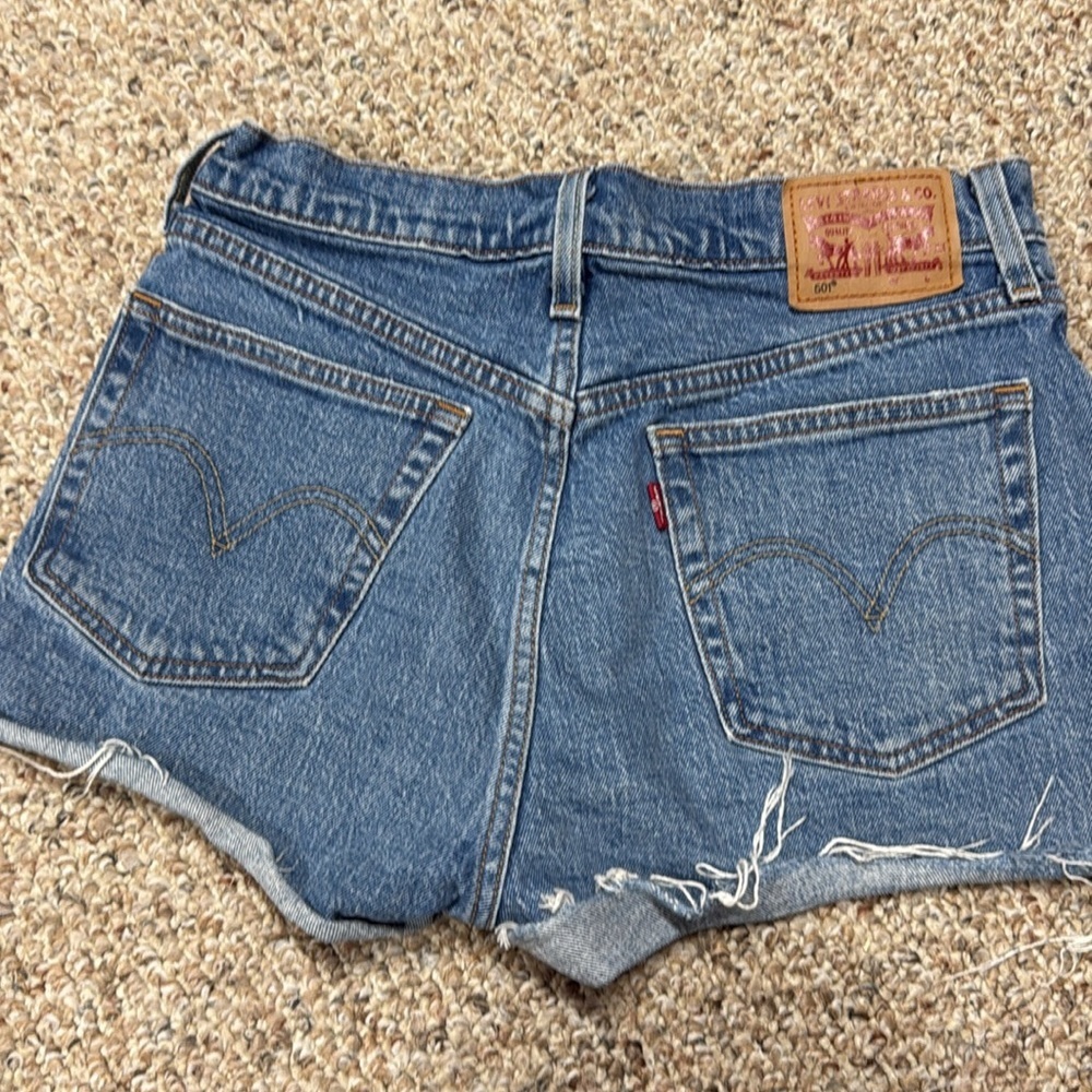 Levis 501 Classic Blue Denim Women's Shorts. Size 27 - Picture 2 of 6